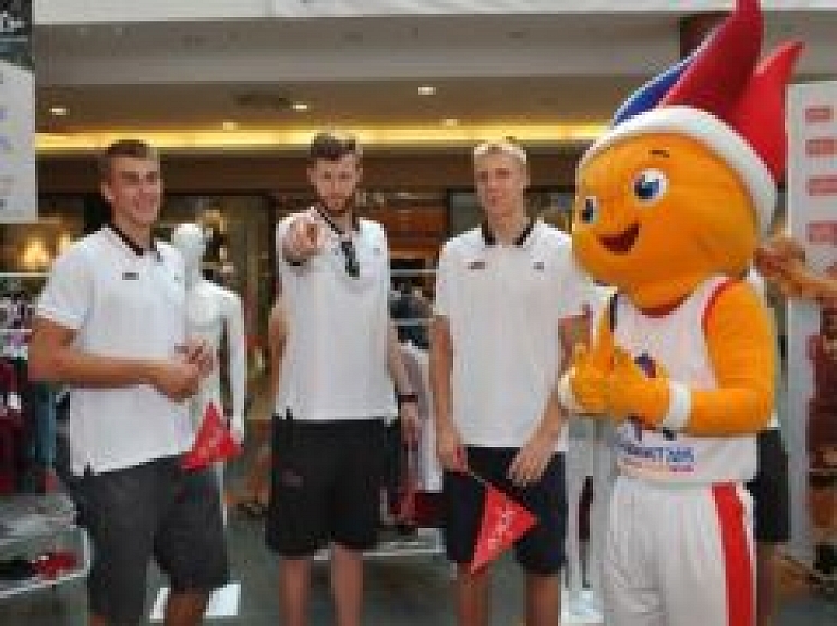 Basketbolisti līdzjutēju ielenkumā atklāj oficiālo fanu zonu