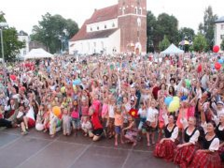 Valmieras pilsētas svētki pulcējuši vismaz 30 000 apmeklētāju