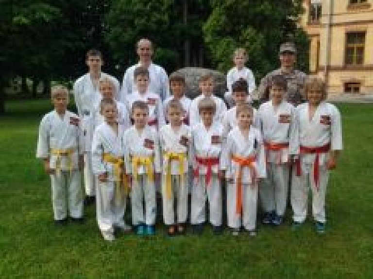 Valmierā aizvadīts sporta karatē seminārs