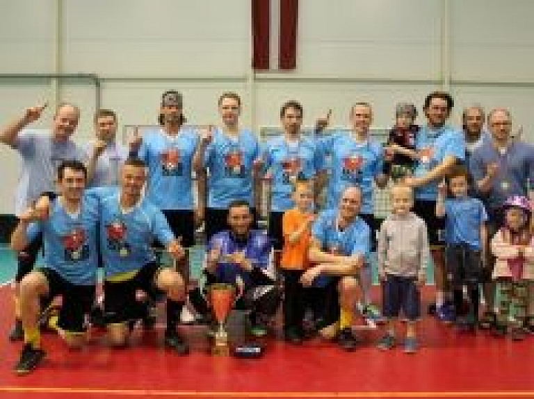 Trešajā Kocēnu novada čempionātā florbolā uzvar "Old Crabs"