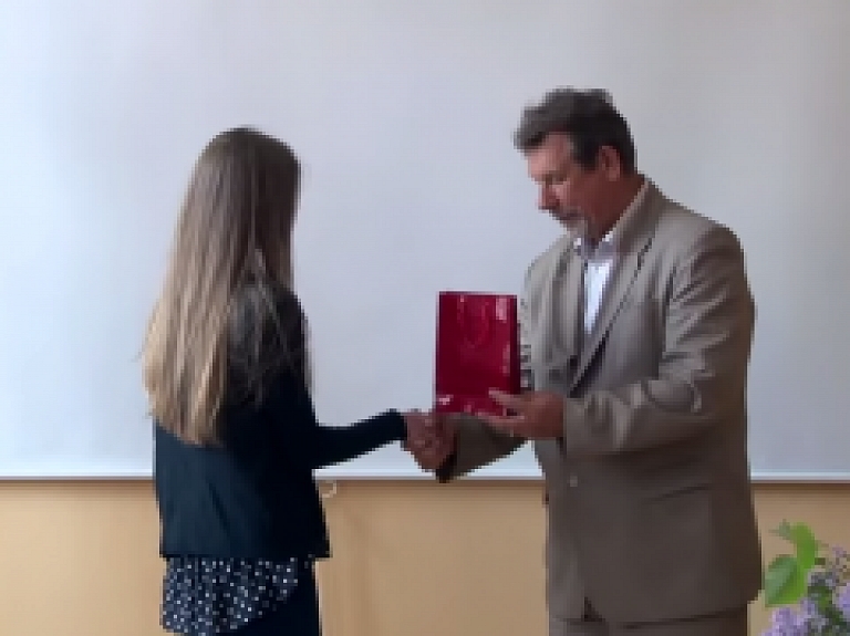 Aizputes TV: Sumina olimpiāžu uzvarētājus Aizputes novada domē