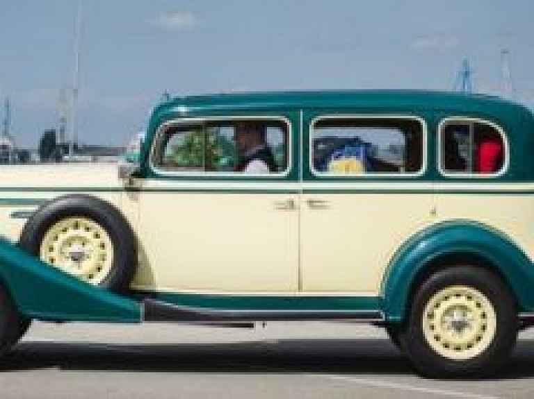 "Grand Tour of Estonia" - klasisko spēkratu izstāde Valmierā