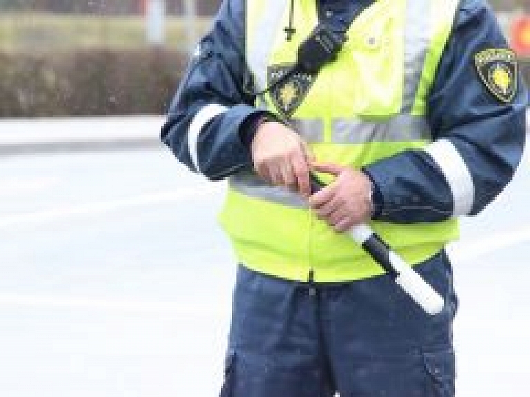 Autovadītājs Alūksnē taranē apgaismes stabu