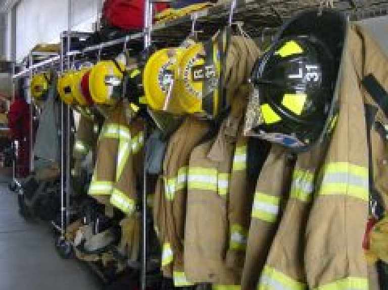 Baltinavas novadā dzēšanas darbu laikā cietis ugunsdzēsējs