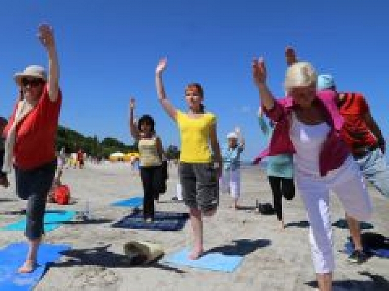 Aicina apmeklēt bezmaksas jogas, ciguna un nūjošanas nodarbības jūras krastā