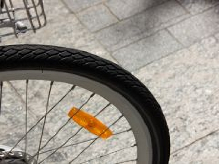 Iereibis vīrietis Vidzemē nokrīt no velosipēda
