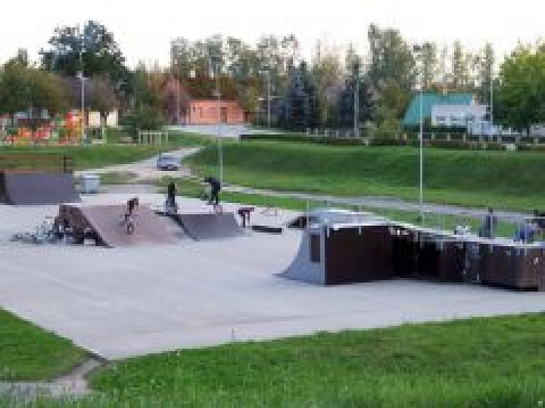 Valmieras skeitparkā uzstādīs jaunas rampas