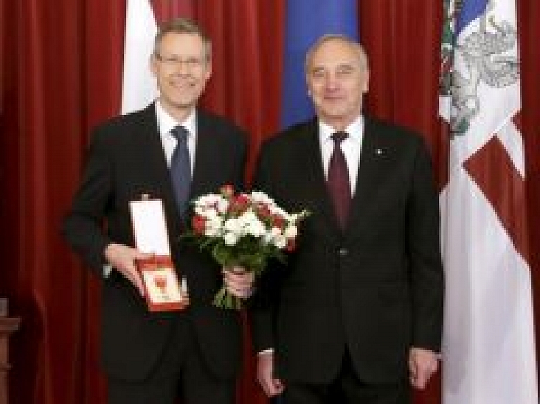 S.G.Adenauers saņem Atzinības krustu par nopelniem Latvijas valsts labā