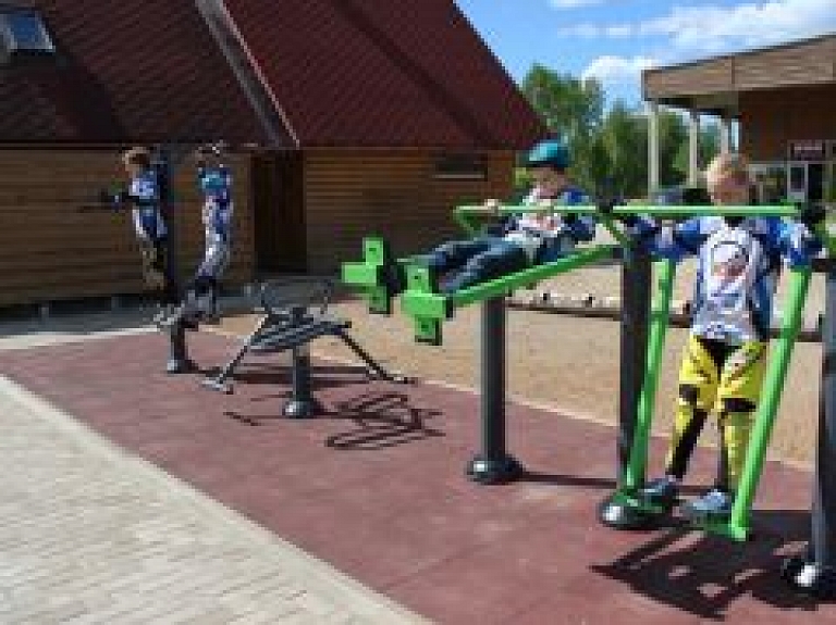 Pie BMX trases "Tālava" atklāj laukumu ar āra trenažieriem