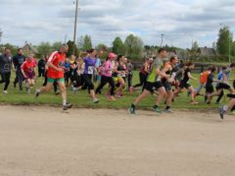 Pārgaujas novadā uzsākts skrējiens pretī Latvijas simtgadei