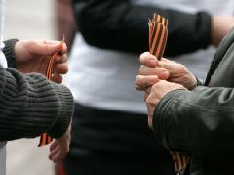 Saeima pagaidām nelems par ieceri aizliegt publiskos pasākumos izmantot Georga lentītes