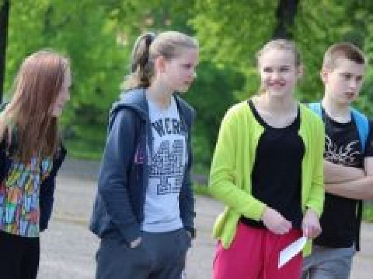 Skolēni Valmierā piedalās sacensībās "Dzīvība ir viena - sargi to!"
