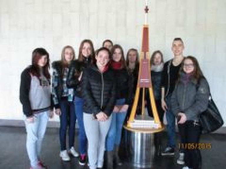 Baltinavas vidusskolēni Rīgā apciemo Stūra māju un Latvijas televīziju