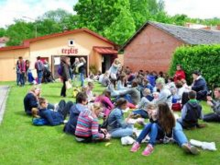 Valmieras JIL rīko foto orientēšanos Latvijas, Spānijas un Velsas jauniešiem