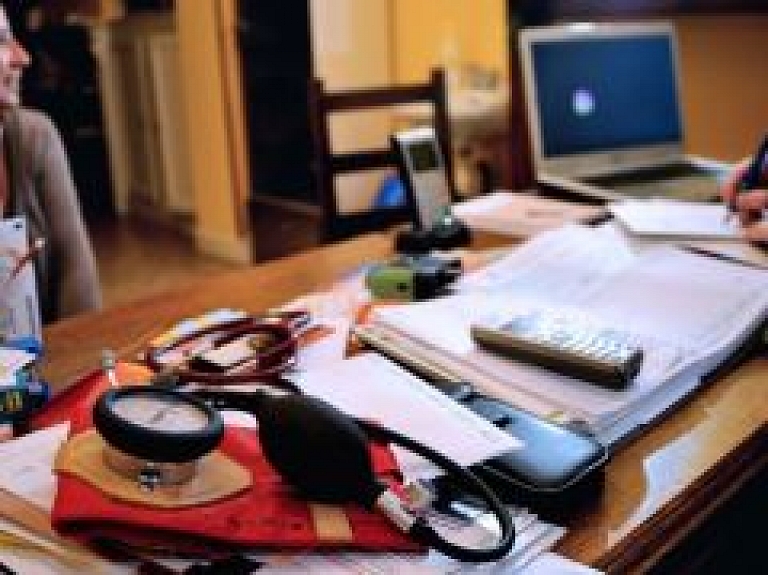 Ārste no Balviem saņem balvu akcijā "Meklējam labu ģimenes ārstu!"