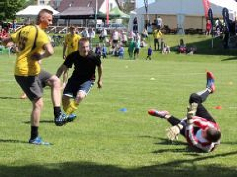 Futbola entuziasti sacenšas Vidzemes futbola svētkos