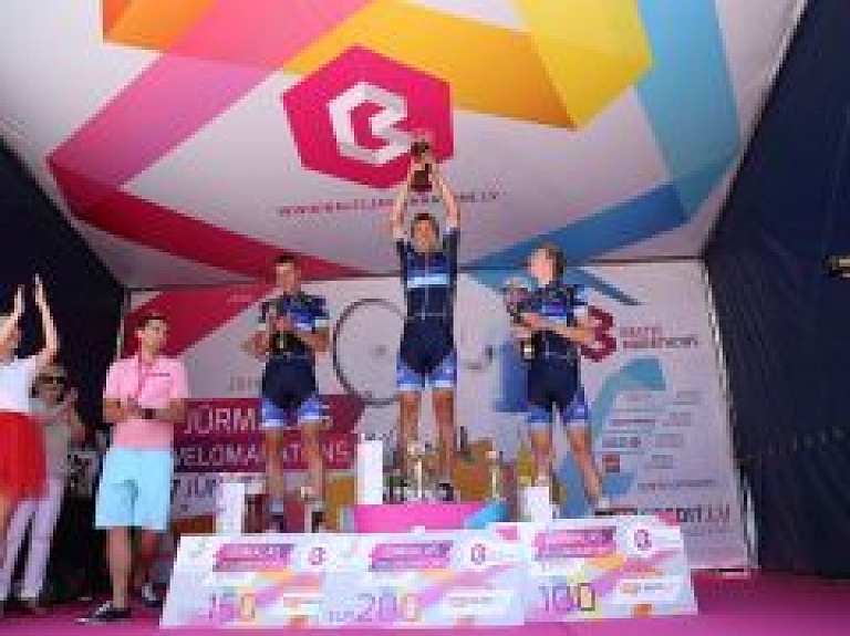 Jūrmalas velomaratona sporta distancē triumfē Armands Bēcis un Elīna Sauka