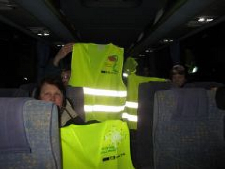 Bērnu apgleznotās atstarojošās vestes dāvina "neredzamajiem" gājējiem