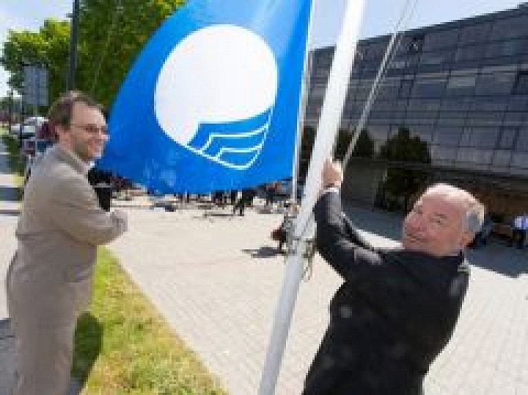 Liepājas Jahtu centrā plīvo Zilais karogs