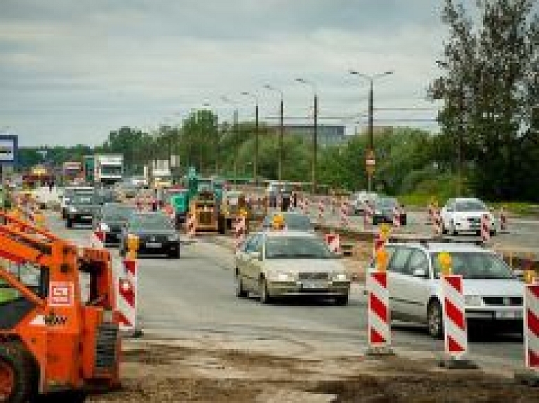 Jūlijā varētu sākt darbus Salu tilta malējās joslās Jelgavas virzienā