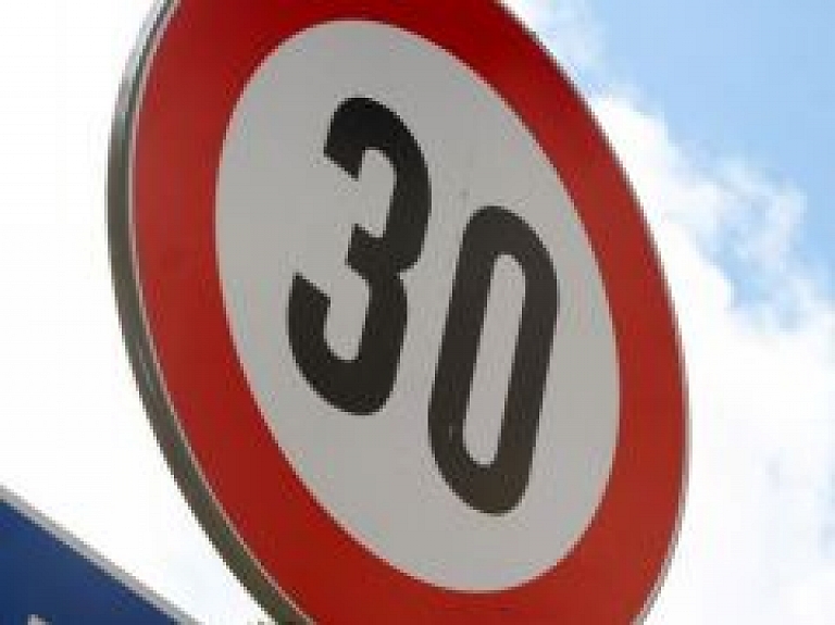 Kocēnos vairākās ielās samazina atļauto braukšanas ātrumu