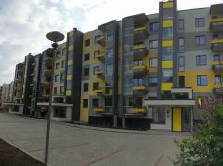 Ieguldot piecus miljonus eiro, nodod ekspluatācijā piekto daudzdzīvokļu namu "Biķerziedos"