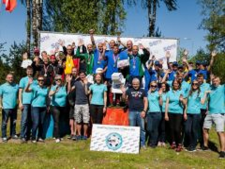Futbola turnīrā cilvēkiem ar īpašām vajadzībām kausu izcīna "Ziedkalne"
