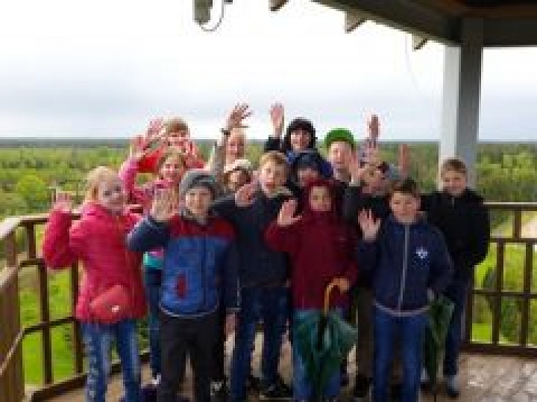 Balvu pamatskolas skolēni devās "Mammadaba" ekskursijā