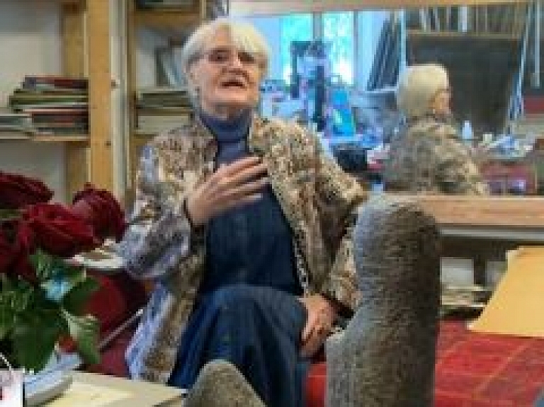 Pārdaugavā atklāj Džemmai Skulmei veltītu "Vasaras māju"