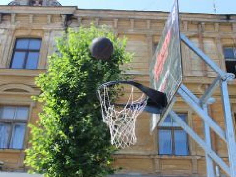 Ūdrīšu pagastā labiekārto sporta laukumu jauniešiem