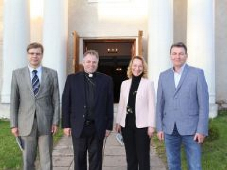 Rubeni apmeklē kultūras ministre Dace Melbārde