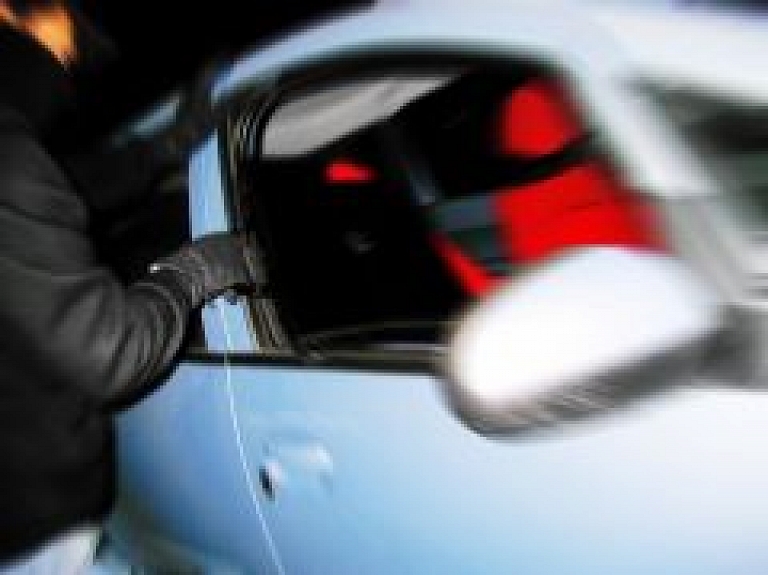 Limbažu policijai ziņo par Āsterē nozagtu automašīnu