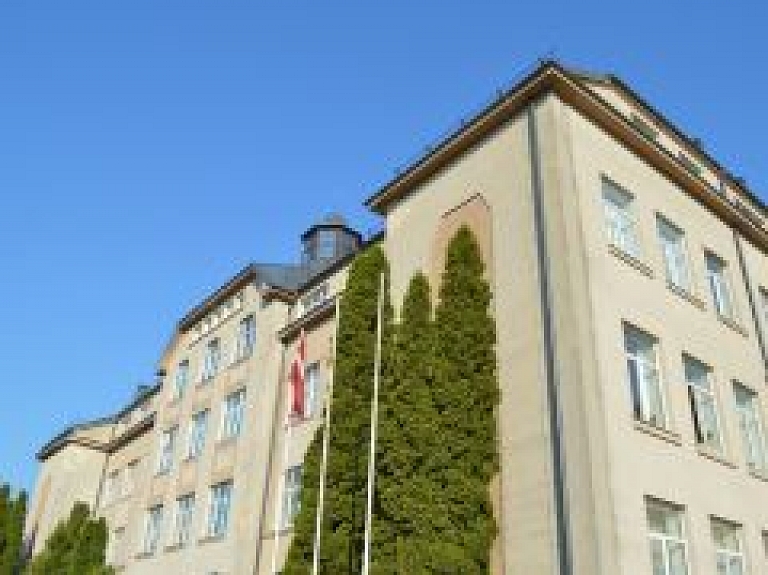 Bauskas Valsts ģimnāzijas būvdarbu pabeigšanu apstrīdējis iepriekšējais darbu kavētājs