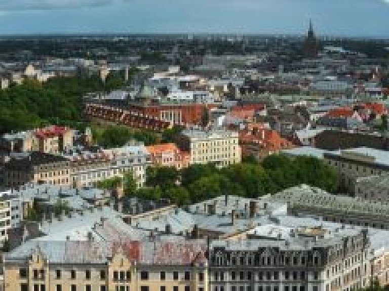 Nosaka jaunu kārtību par dekoratīvā pārsega izvietošanu uz vidi degradējošām būvēm pilsētā