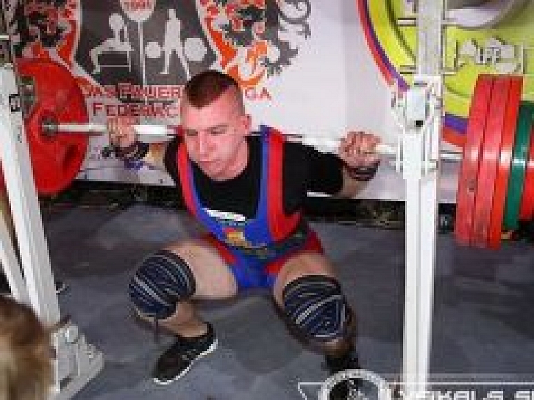 Pasaules medaļniekiem pievienojas sportists Uldis Ķiploks