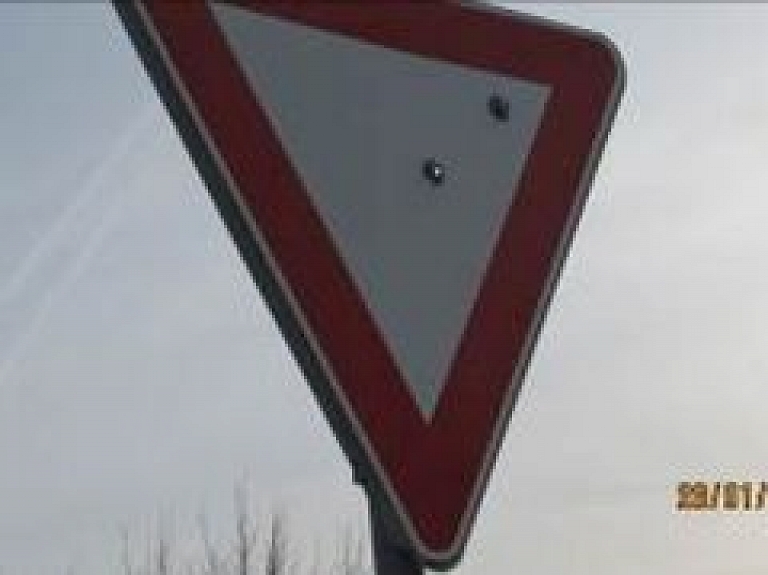 Jelgavas apkārtnē ceļa zīmes sašauj un nozāģē