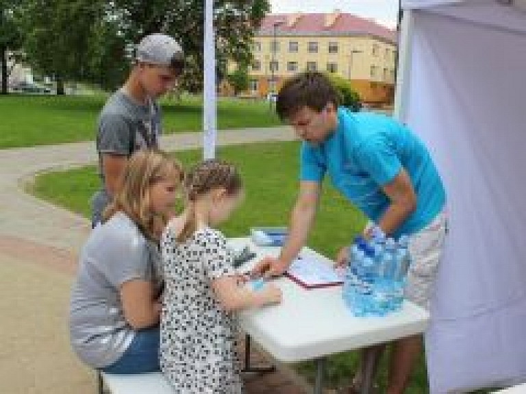 Valmierā notiek zibakcija "Latvija - mūsu lielvalsts"