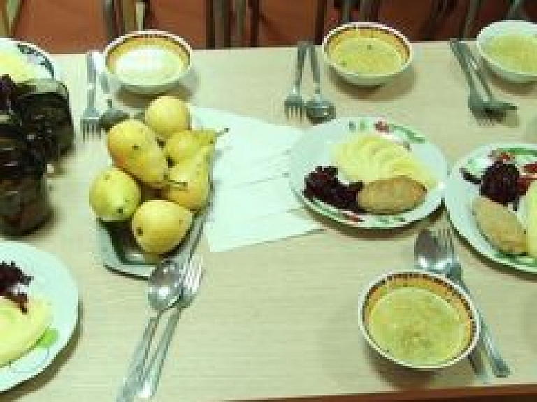 Skolēniem līdz 9.klasei Daugavpilī nodrošinās bezmaksas pusdienas