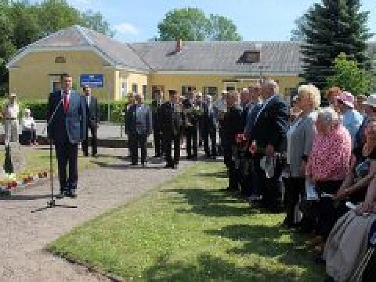Gulbenē un Litenē piemin komunistiskā genocīda upurus