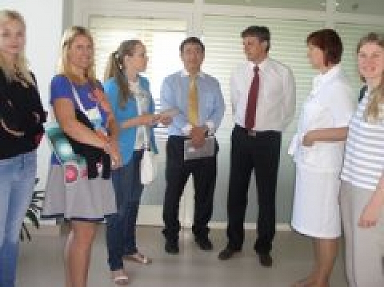 Pasaules Bankas eksperti apmeklē Vidzemes slimnīcu