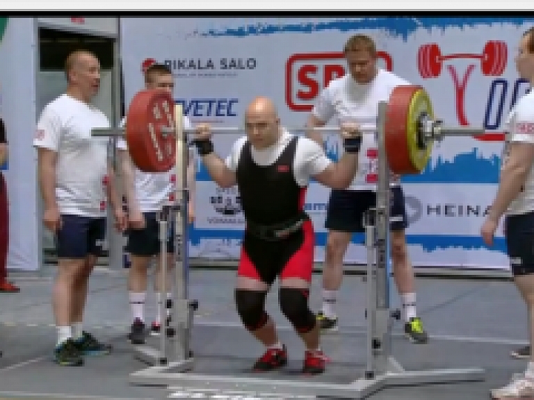 Jēkabpilietis Lauris Daņiļevičs Pasaules čempionātā klasiskajā spēka trīscīņā.