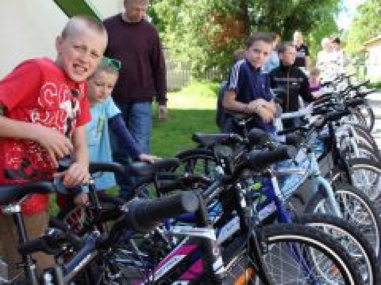 Jūrmalā iegādāti 19 velosipēdi bērnu namam "Sprīdītis"