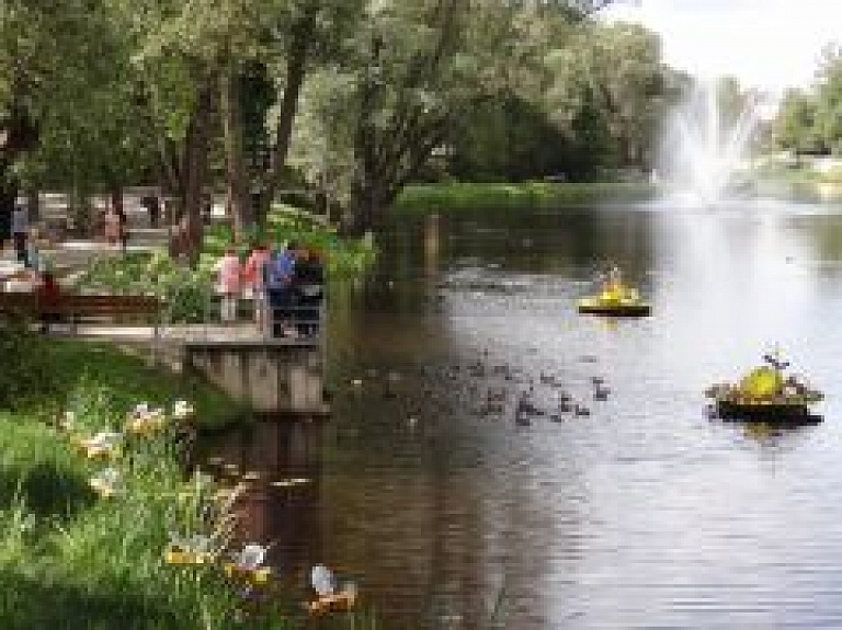 Reņķa dārzā – līgošana ar Blaumaņa lugu un Jāņu zaļumballi