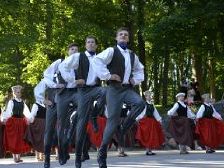 Sestdien Matīšos notiks Burtnieku novada dziesmu un deju svētki