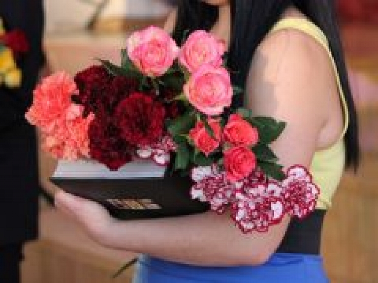 Devīto klašu absolventi Dagdas novadā saņem Atzinības rakstus