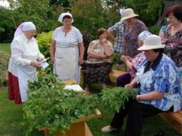Viļakā aizvadīta pirts slotiņu siešanas meistardarbnīca