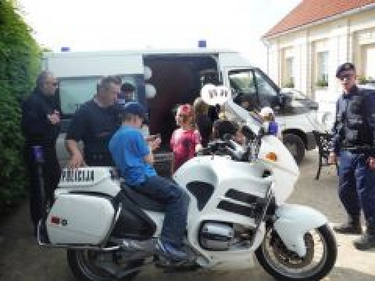 Rundāles svētkos iedzīvotājiem rādīja paraugdemonstrējumus