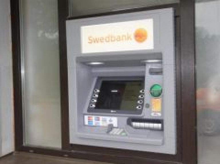 "Swedbank" Naukšēnos uzstādījusi jauna modeļa bankomātu
