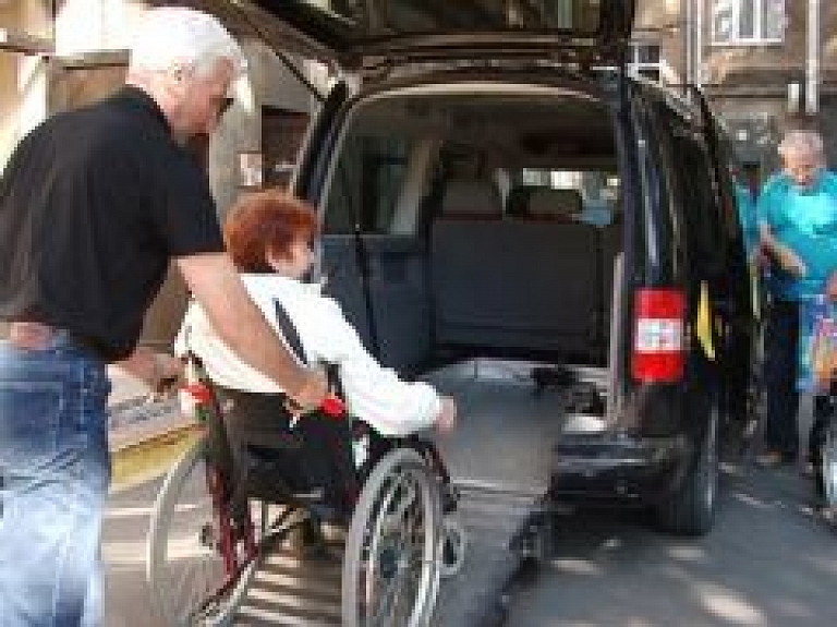 Projekts "Sociālais taksometrs" palīdz daugavpiliešiem ar invaliditāti