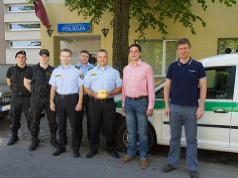 Dome sveiks drošības un glābšanas dienesta darbiniekus